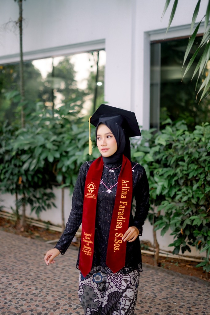 Arlina Faradisa, S.Sos. — Wisuda IAIN Syekh Nurjati Cirebon